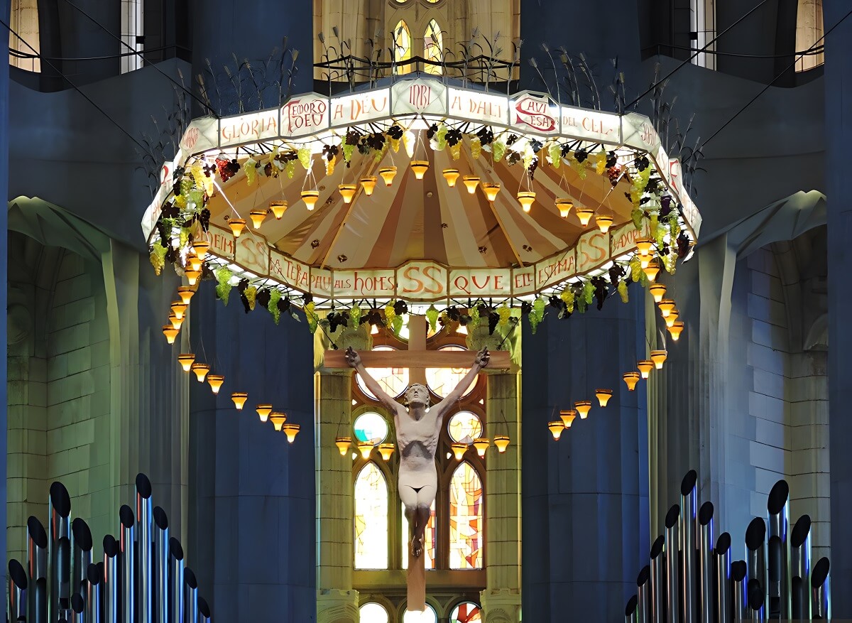 Sagrada Familia wewnątrz, organy i krzyż