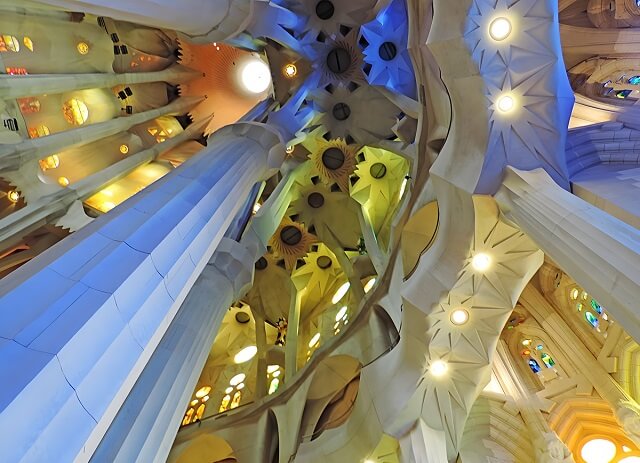 Witraże kolorowe wewnątrz Sagrada Familia