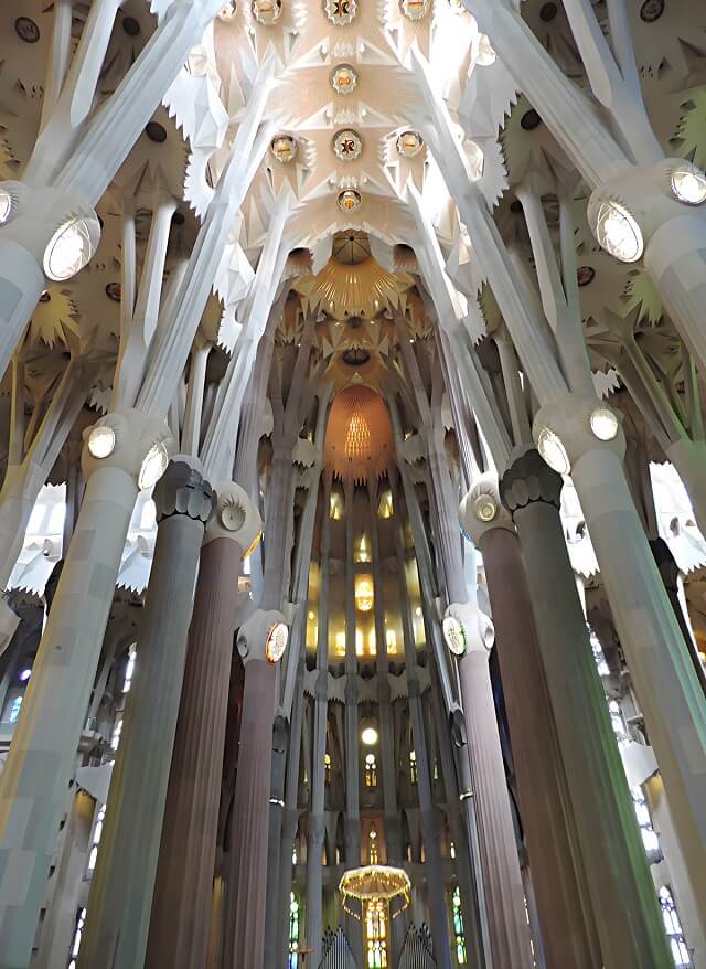 Sagrada Familia wewnątrz, organy i krzyż