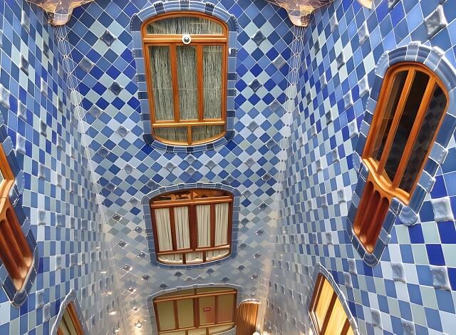 Kafelki ceramiczne we wewnętrznym dziedzińcu Casa Batlló