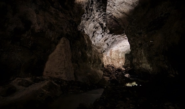 Wnętrze jaskini Cueva de los Verdes