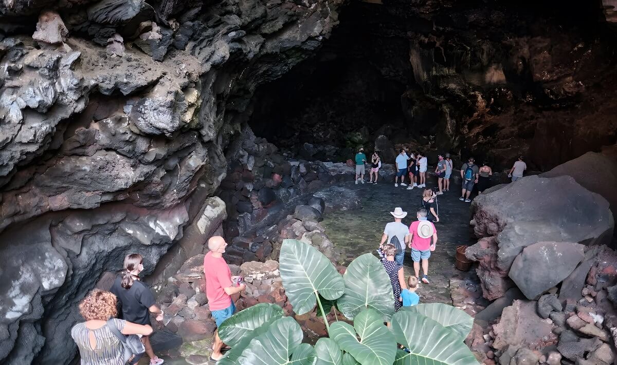 Grupa turystyczna schodzi do jaskini