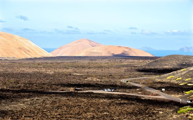 Zjazd z drogi i parking w parku Timanfaya