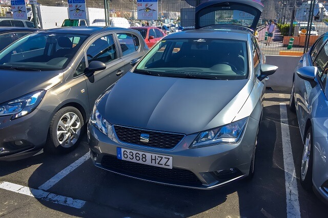 Samochody na parkingu wypożyczalni samochodów na Teneryfie