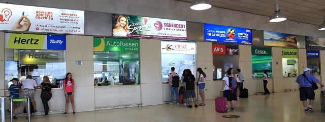 Biura wypożyczalni samochodów na północnym lotnisku na Teneryfie