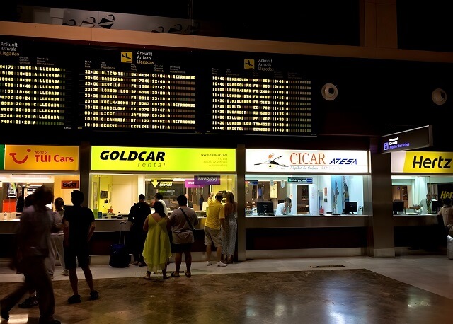 Biura wypożyczalni samochodów na południowym lotnisku Teneryfie