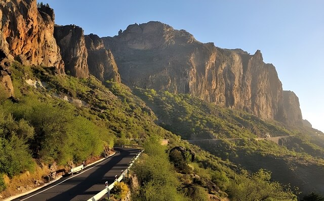 Wąskie górskie drogi na Teneryfie
